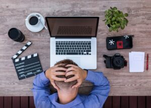 オフィスの寒さを我慢しないための効果的な対策は？