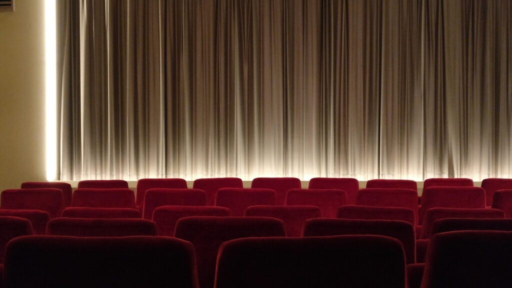 映画館で寒い時に快適に過ごすための対策は？