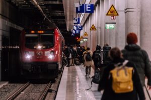 電車の冷房が寒い時の対策は？