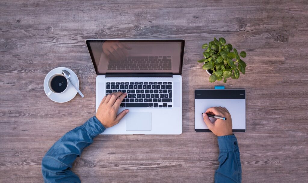 カーディガンを夏のオフィスで快適に着こなす方法は？
