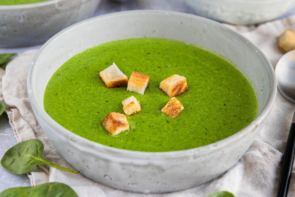 夏野菜を使った美味しいスープレシピは？