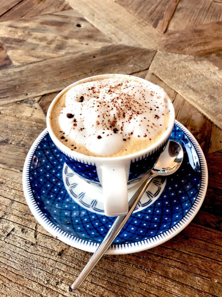 温かい緑茶に含まれるカフェインの健康効果とは？