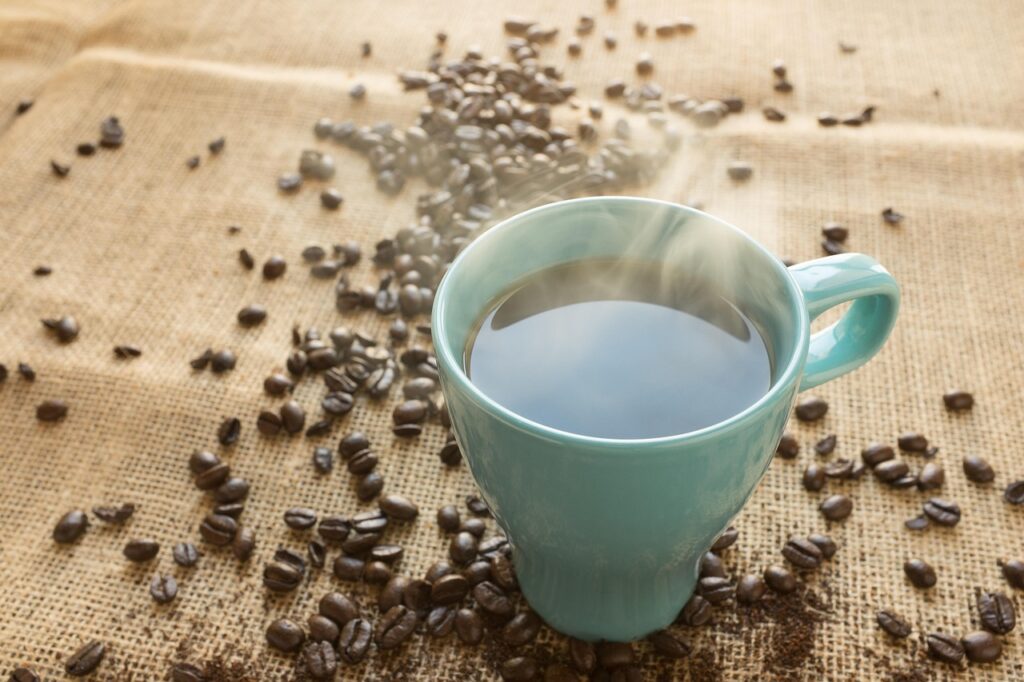 温かい緑茶のカフェイン量はどれくらい？