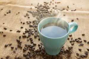 温かい緑茶のカフェイン量はどれくらい？