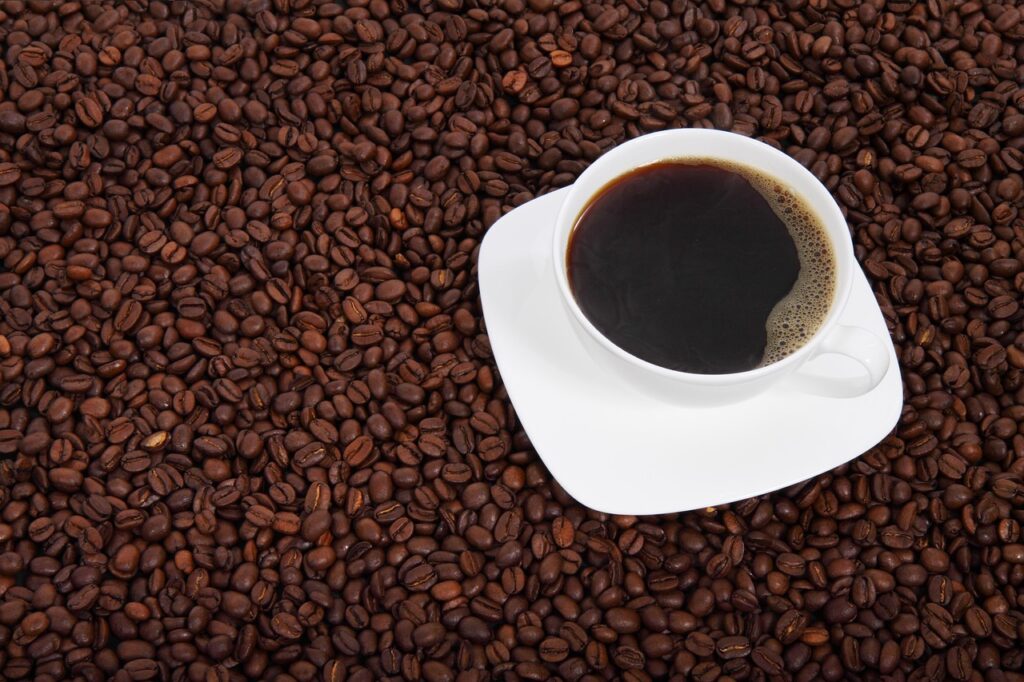 温かい緑茶はカフェインを含むのか？